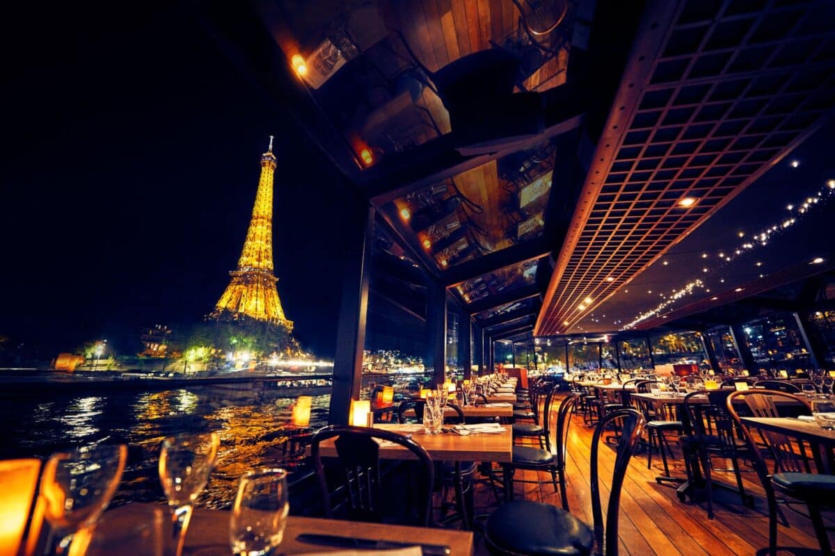 Dîner croisière à Paris : une façon unique de découvrir la ville des lumières