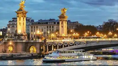 Dîner croisière à Paris : une façon unique de découvrir la ville des lumières