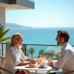 Couple souriant profitant du petit déjeuner à Nice