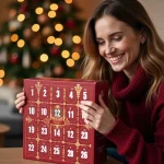 Femme ouvrant une case du calendrier de l'avent FDJ 2026 dans un salon décoré pour Noël
