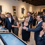 Groupe de professionnels en costume lors d'un événement d'entreprise