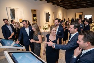 Groupe de professionnels en costume lors d'un événement d'entreprise